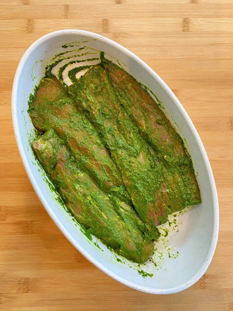 Gegrillter Schwarzwildrücken in Bärlauchmarinade - vorbereiteter Rücken mit Bärlauchpüree mariniert